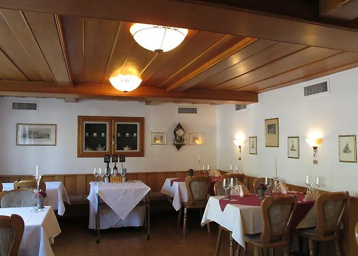 فندق Restaurant Hirschen 3*